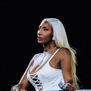 Aya Nakamura a annulé son concert au Golden Coast Festival.
La superstar internationale de la musique Aya Nakamura a porté une tenue Savage X Fenty créée sur mesure lors de son concert d'ouverture au Stade de France, lieu emblématique. Cet ensemble de scène a été conçu par Jill Austin, designer chez Savage X Fenty, réalisé par Alex Navarro et stylisé par Ayoub Agourram. Photo: Tiziano @Tiziano.raw