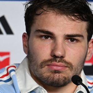 devenu un véritable repaire chic de la Ville Rose mais qui reste totalement accessible.

Antoine Dupont en conférence de presse à la veille du match de rugby opposant la France à l'Angleterre lors du tournoi des Six Nations au stade de France à Saint-Denis, le 13 mars 2026.
© Lionel Urman / Bestimage