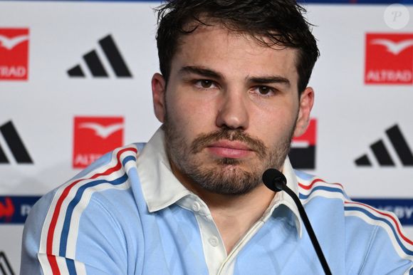 devenu un véritable repaire chic de la Ville Rose mais qui reste totalement accessible.

Antoine Dupont en conférence de presse à la veille du match de rugby opposant la France à l'Angleterre lors du tournoi des Six Nations au stade de France à Saint-Denis, le 13 mars 2026.
© Lionel Urman / Bestimage