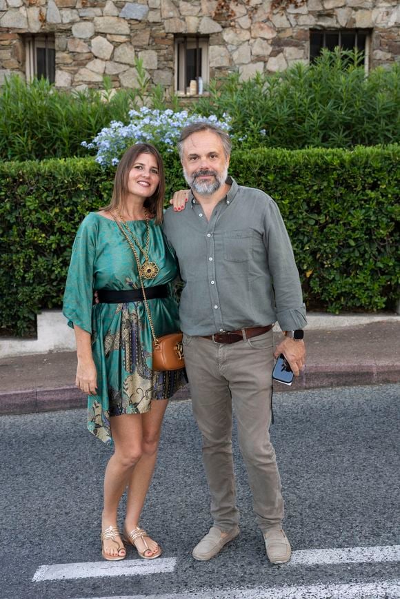 Romain Sardou et sa compagne Kym Thiriot au concert inédit de Matthieu Chedid, en acoustique au Théâtre de Verdure lors de l'ouverture de la 41ème édition du Festival de Ramatuelle le 1er aout 2025. © Cyril Bruneau / Festival de Ramatuelle / Bestimage