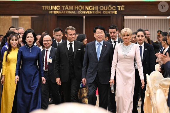 Le président français E. Macron et sa femme B. Macron, aux côtés de son homologue vietnamien Luong Cuong avec sa femme Nguyen Thi Minh Nguyet, lors d'un dîner d'État au Centre international des congrès de Hanoi, au Vietnam, le 26 mai 2025. © Jeanne Accorsini / Pool / Bestimage