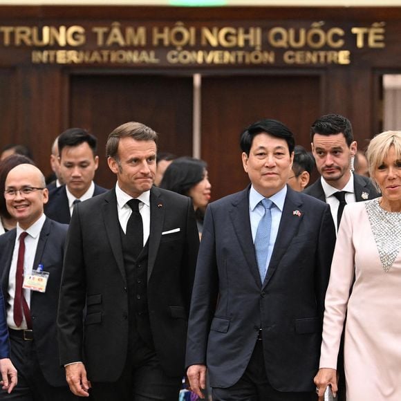 Le président français E. Macron et sa femme B. Macron, aux côtés de son homologue vietnamien Luong Cuong avec sa femme Nguyen Thi Minh Nguyet, lors d'un dîner d'État au Centre international des congrès de Hanoi, au Vietnam, le 26 mai 2025. © Jeanne Accorsini / Pool / Bestimage