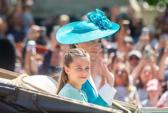 Et comme toute maman, Catherine Middleton est amenée à répondre aux interrogations de sa progéniture.

La princesse Charlotte de Galles, Catherine (Kate) Middleton, princesse de Galles, Les membres de la famille royale britannique lors de la cérémonie Trooping the Colour à Londres, le 14 juin 2025. Affecté par le crash du Boeing 787 Dreamliner à Ahmedabad du 12 juin, le souverain et les officiels porteront un brassard noir en hommage aux plus de 270 victimes. Bon nombre d'elles étaient des ressortissants britanniques.