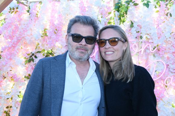 Clovis Cornillac et sa femme Lilou Fogli - Le rooftop du Kimpton St Honoré Paris accueille tous les dimanches "Fifi & Charles" (les chefs Philippine Jaillet et Charles Neyers). Le 9 avril 2025. © Rachid Bellak / Bestimage