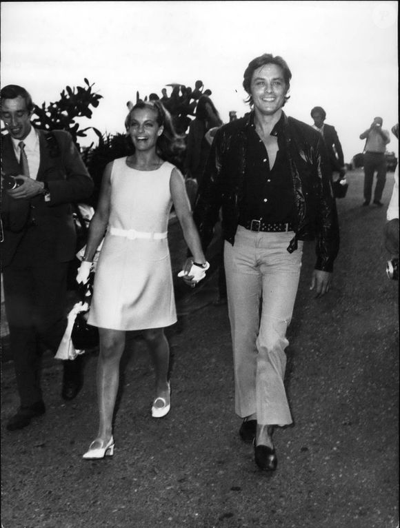 08 août 1968 - Alain Delon et Romy Schneider photographiés à Nice juste avant le tournage du film La Piscine sur la Côte d'Azur.  (Crédit photo : © Keystone Press Agency/ZUMA Press Wire)