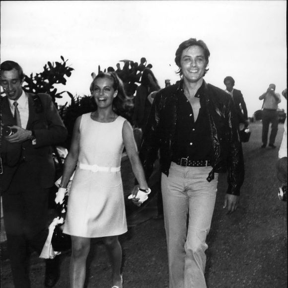08 août 1968 - Alain Delon et Romy Schneider photographiés à Nice juste avant le tournage du film La Piscine sur la Côte d'Azur.  (Crédit photo : © Keystone Press Agency/ZUMA Press Wire)