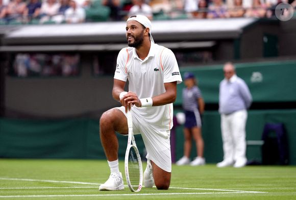 Laurent Lokoli réagit lors de son match contre Casper Ruud (non représenté) lors de la première journée du tournoi de Wimbledon 2023 au All England Lawn Tennis and Croquet Club de Wimbledon. Date de la photo : lundi 3 juillet 2023. ... Wimbledon 2023 - Jour 1 - All England Lawn Tennis and Croquet Club ... 03-07-2023 ... Londres ... Royaume-Uni ... Crédit photo : John Walton/PA Wire.