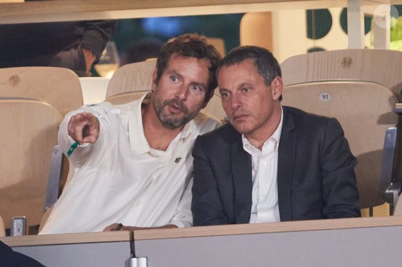 François Roelants et son mari Marc-Olivier Fogiel - Personnalités dans les tribunes lors des Internationaux de France de tennis de Roland Garros à Paris. 
© Jacovides-Moreau / Bestimage