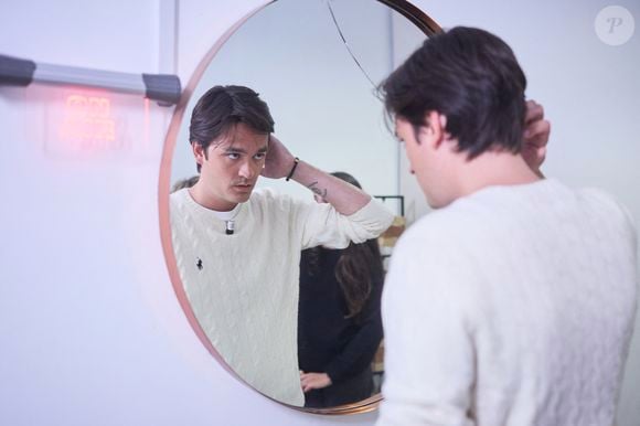 Exclusif - Alain-Fabien Delon avec sa compagne Laura Bensadoun en backstage de de l'émission "C à Vous" à Paris, France, le 18 octobre 2024. © Cyril Moreau/Bestimage