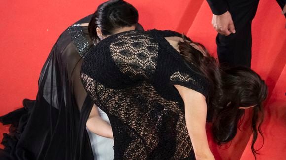 Marion Cotillard à Cannes : sa robe lui joue des tours et elle perd l'équilibre en pleine montée des marches