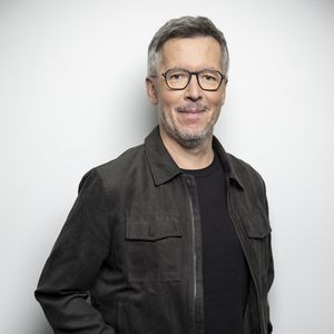 Exclusif - Jean-Luc Lemoine - Backstage de l'enregistrement de l'émission "100% Logique", présentée par C.Féraud et diffusée le 2 mars sur France 2
© Cyril Moreau / Bestimage
Enregistrement de l'émission "100% Logique", présentée par C.Féraud et diffusée le 2 mars sur France 2
© Cyril Moreau / Bestimage

100 % logique
La réponse est sous vos yeux
Samedi 2 mars à 21.10 sur France 2 et sur france.tv

Nouvel épisode inédit du jeu-événement 100 % logique : la réponse est sous vos yeux avec C.Féraud, le premier quiz qui ne teste pas la culture générale et les connaissances, mais la logique, le sens de l’observation et le bon sens des téléspectateurs !

Quels que soient son âge, son niveau d’études ou de connaissances, tout le monde peut participer. Un enfant de 8 ans a autant de chance de gagner qu’un adulte de 80 ans, car, pour chaque question, la réponse est « sous vos yeux », mais encore faut-il la voir !
 
100 candidats s’affrontent pour tenter d’aller le plus loin possible dans le jeu et décrocher la cagnotte pouvant grimper jusqu’à 100 000 €.
Ils vont devoir répondre à une série de questions : de la plus facile (celle à laquelle 95 % des Français peuvent répondre) à la plus difficile (celle à laquelle seulement 1 % de la population est capable de répondre).
 
En début d’émission, les 100 candidats reçoivent la somme de 1 000 €. Mais en cas de mauvaise réponse ils sont éliminés, et leurs 1 000 € vont faire grimper la cagnotte globale de l’émission. Le dernier ou les derniers candidats en lice auront la possibilité de répondre à l’ultime question : celle à laquelle seulement 1 % de la population est capable de répondre, et de décrocher la cagnotte pouvant atteindre 100 000 €.

Qui sera capable de déjouer tous les pièges, et d’arriver jusqu’à l’ultime question ? Ce quiz événement va permettre aux téléspectateurs de tester leur logique, leur bon sens, mais aussi de se mesurer à tous les autres membres de la famille !

Pour ce nouveau numéro, trois nouvelles personnalités vont se prêter au jeu de la logique et soutenir nos 100 candidats