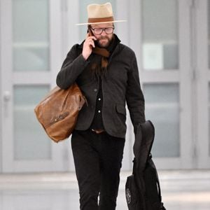 02/06/2026 EXCLUSIF : Kiefer Sutherland a été aperçu pour la première fois depuis son arrestation pour menaces criminelles à Los Angeles. L'acteur de 59 ans a été vu en train de rejoindre un SUV Uber à l'aéroport JFK de New York avec sa petite amie Cindy Vela après sa précédente altercation présumée avec un chauffeur. The ImageDirect / Bestimage
