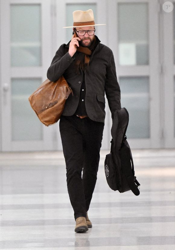 02/06/2026 EXCLUSIF : Kiefer Sutherland a été aperçu pour la première fois depuis son arrestation pour menaces criminelles à Los Angeles. L'acteur de 59 ans a été vu en train de rejoindre un SUV Uber à l'aéroport JFK de New York avec sa petite amie Cindy Vela après sa précédente altercation présumée avec un chauffeur. The ImageDirect / Bestimage