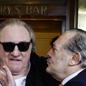 Gérard Depardieu et le paparazzi Rino Barillari se réconcilient au "Harry's Bar" à Rome le 19 janvier 2026. C'est au même endroit, le 21 mai 2024 que les deux hommes se sont accrochés. Gérard Depardieu aurait frappé le photographe à trois reprises au visage car ce dernier avait bousculé la compagne de Gérard Depardieu pour faire une série de photos. Après cet incident, les plaintes ont fusé de toute part....mais les images montrent que les deux hommes ont trouvé un terrain d'entente.
Zuma Press / Bestimage