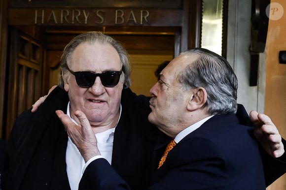 Gérard Depardieu et le paparazzi Rino Barillari se réconcilient au "Harry's Bar" à Rome le 19 janvier 2026. C'est au même endroit, le 21 mai 2024 que les deux hommes se sont accrochés. Gérard Depardieu aurait frappé le photographe à trois reprises au visage car ce dernier avait bousculé la compagne de Gérard Depardieu pour faire une série de photos. Après cet incident, les plaintes ont fusé de toute part....mais les images montrent que les deux hommes ont trouvé un terrain d'entente.
Zuma Press / Bestimage