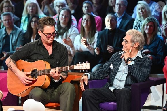 Léo est un célèbre DJ âgé de 35 ans.

Gérard Lanvin et son fils Manu Lanvin lors du backstage de l'enregistrement de l'émission "Famille je vous aime" aux Studios rive gauche à Paris, France, le 15 avril 2025.

© Clovis-Gaffiot/Bestimage