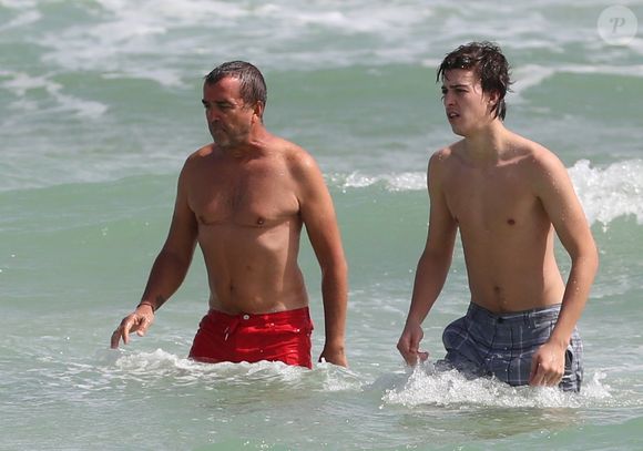 Arnaud Lagardère, sa femme Jade Lagardère et leurs enfants Liva, Mila et Emery en vacances à la plage à Miami le 25 octobre 2016. (KDNPIX / Bestimage).