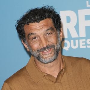Bien qu'humoriste et ayant la vanne facile, Ramzy Bedia se qualifie davantage de père inquiet que de père cool.
Ramzy Bedia - Avant-première "Les Parfait(s) : arnaques en famille" au cinéma UGC Ciné Cité Bercy à Paris le 15 juin 2026. © Coadic Guirec/Bestimage