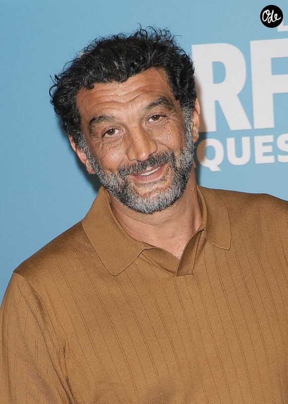 Bien qu'humoriste et ayant la vanne facile, Ramzy Bedia se qualifie davantage de père inquiet que de père cool.

Ramzy Bedia - Avant-première "Les Parfait(s) : arnaques en famille" au cinéma UGC Ciné Cité Bercy à Paris le 15 juin 2026. © Coadic Guirec/Bestimage