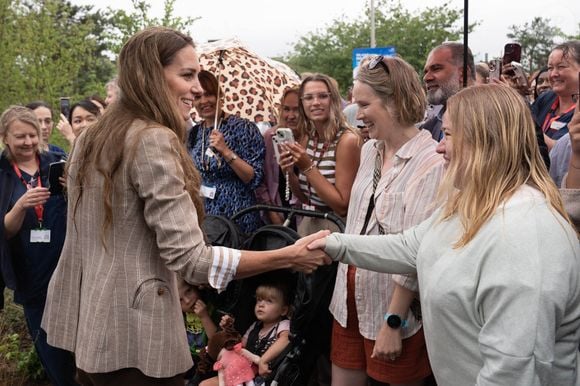 Et l'accompagnement nécessaire pour reprendre le cours de leur vie : "La phase qui suit est vraiment compliquée. Vous n'avez plus besoin d’être pris en charge par une équipe clinique, mais vous n'êtes pas en mesure de fonctionner normalement à la maison comme vous le faisiez avant. La vie n’est plus comme avant”

La princesse de Galles lors d'une visite du jardin de bien-être de la RHS à l'hôpital de Colchester dans l'Essex. Cette visite coïncide avec la donation de 50 plants de Catherine's Rose, nommés en l'honneur de la princesse par la RHS, dont les fonds provenant des ventes seront reversés à la Royal Marsden Cancer Charity. 2 juillet 2025. Photo par Stefan Rousseau/PA Wire/ABACAPRESS.COM