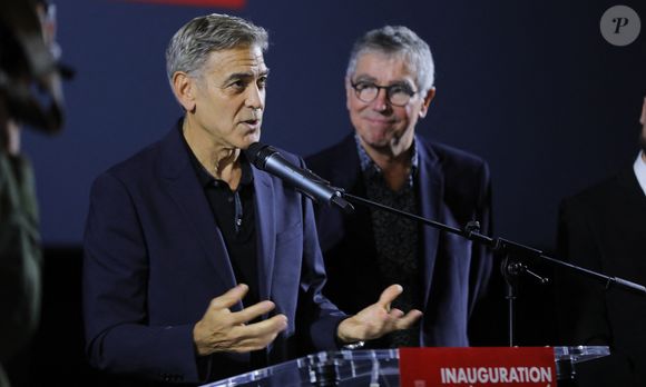 George Clooney est tellement fier de sa nouvelle vie en Provence qu'il en a même parlé au "New-York Times" alors qu'il était aux Etats-Unis pour se produire dans l'adaptation à Broadway du film "Good night and good luck"

Exclusif - George Clooney inaugure le cinéma "Liberté" en présence du maire de Brignoles, Didier Brémond et le président de Cinéwest, Daniel Taillandier à Brignoles dans le Var le 7 novembre 2024. © Luc Boutria/Nice-Matin/Bestimage