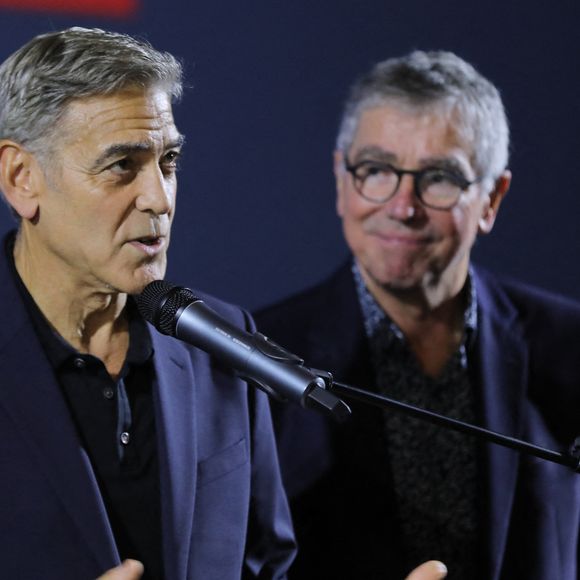 George Clooney est tellement fier de sa nouvelle vie en Provence qu'il en a même parlé au "New-York Times" alors qu'il était aux Etats-Unis pour se produire dans l'adaptation à Broadway du film "Good night and good luck"

Exclusif - George Clooney inaugure le cinéma "Liberté" en présence du maire de Brignoles, Didier Brémond et le président de Cinéwest, Daniel Taillandier à Brignoles dans le Var le 7 novembre 2024. © Luc Boutria/Nice-Matin/Bestimage