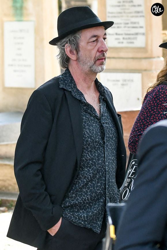 Arthur H aux arrivées des obsèques de Catherine Ringer, la chanteuse des Rita Mitsouko, au cimetière de Montmartre, dans le 18ème arrondissement de Paris, France, le 19 septembre 2026. © Bestimage