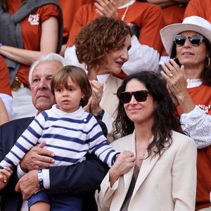 Pour l’occasion, Rafael Nadal était venu en famille et son fils Rafael Junior était présent

Ana María Parera, Xisca Perello, Rafael Junior, Maribel Nadal - Hommage à Rafael Nadal lors des internationaux de France de tennis à Rolnd Garros le 25 mai 2025.

© Dominique Jacovides / Cyril Moreau / Bestimage