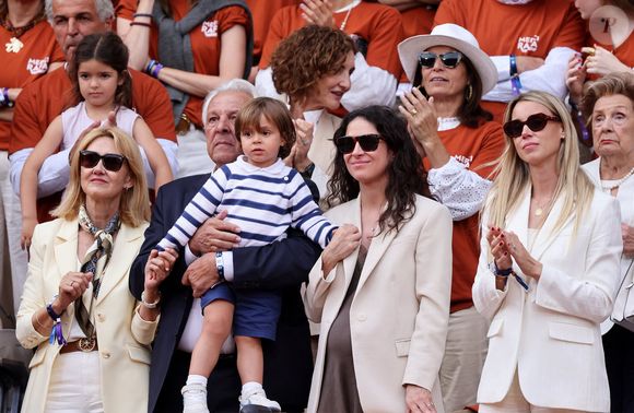 Pour l’occasion, Rafael Nadal était venu en famille et son fils Rafael Junior était présent

Ana María Parera, Xisca Perello, Rafael Junior, Maribel Nadal - Hommage à Rafael Nadal lors des internationaux de France de tennis à Rolnd Garros le 25 mai 2025.

© Dominique Jacovides / Cyril Moreau / Bestimage