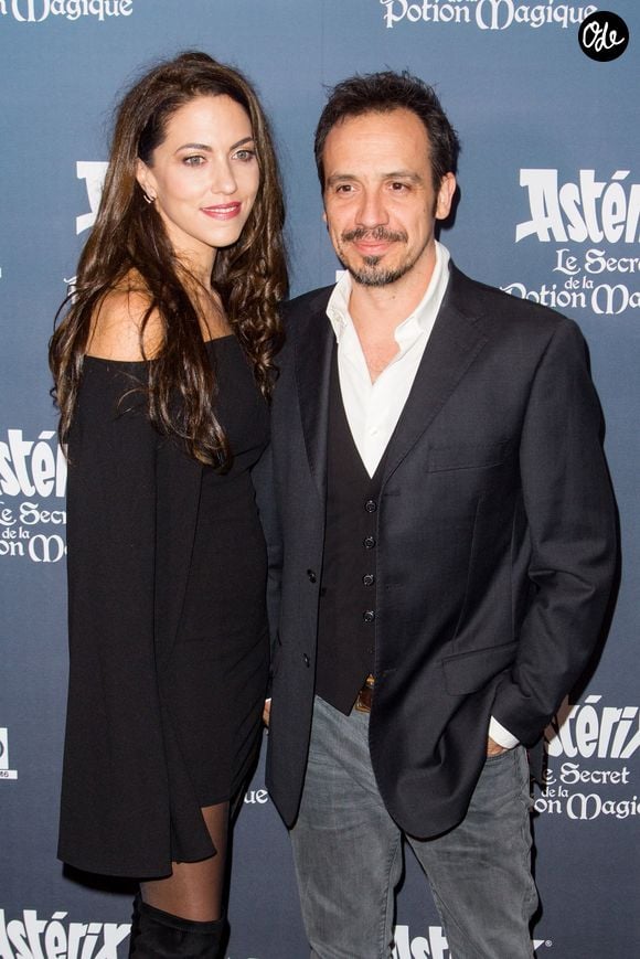 Alexandre Astier vit avec sa deuxième épouse Luna Karys.

Alexandre Astier et Luna Karys assistent à la première parisienne du film « Astérix : Le Secret de la potion magique » au cinéma UGC Normandie, le 2 décembre 2018 à Paris, en France. Photo de Nasser Berzane/ABACAPRESS.COM