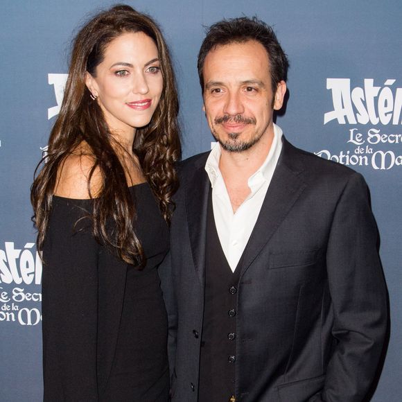 Alexandre Astier vit avec sa deuxième épouse Luna Karys.

Alexandre Astier et Luna Karys assistent à la première parisienne du film « Astérix : Le Secret de la potion magique » au cinéma UGC Normandie, le 2 décembre 2018 à Paris, en France. Photo de Nasser Berzane/ABACAPRESS.COM