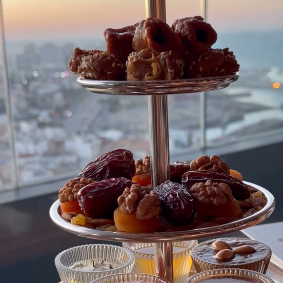 Très active sur Instagram, elle y a partagé son look très décontracté lors de sa visite de la célèbre mosquée Hassan II.

Laeticia Hallyday en voyage au Maroc pour son anniversaire.