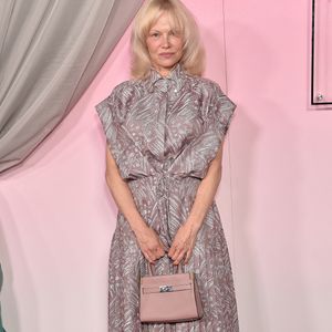 Récemment aperçue dans The Last Showgirl et Naked Gun, Pamela Anderson s’apprête à rejoindre le casting prestigieux de Rosebush Pruning, aux côtés d'Elle Fanning, Callum Turner, Kristen Stewart et Riley Keough

Pamela Anderson au Fashion Trust US Awards 2026  Broadimage / Bestimage