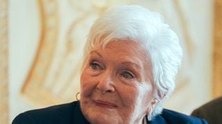 “Il ne faut pas que j’y pense” : à 97 ans, Line Renaud partage son plus grand regret