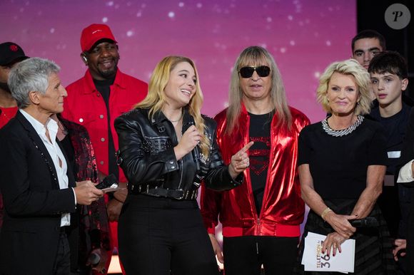 Santa (marraine de l'édition 2025), Nagui, Sophie Davant, Collectif Métissé lors de la deuxième soirée de la 39ème édition du Téléthon sur France 2 aux Studios du Lendit à Saint-Denis, France, le 6 décembre 2025. Les trente heures du Téléthon 2025 s'achèvent sur un compteur de 83,5 millions d'euros. © Anne-Sophie Guebey/Bestimage