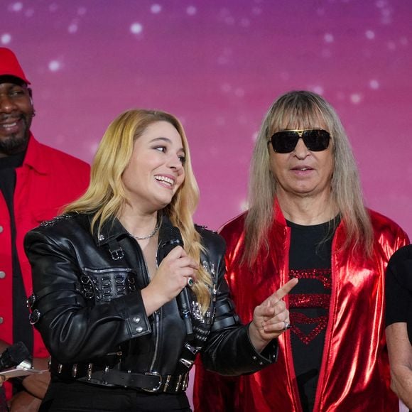 Santa (marraine de l'édition 2025), Nagui, Sophie Davant, Collectif Métissé lors de la deuxième soirée de la 39ème édition du Téléthon sur France 2 aux Studios du Lendit à Saint-Denis, France, le 6 décembre 2025. Les trente heures du Téléthon 2025 s'achèvent sur un compteur de 83,5 millions d'euros. © Anne-Sophie Guebey/Bestimage
