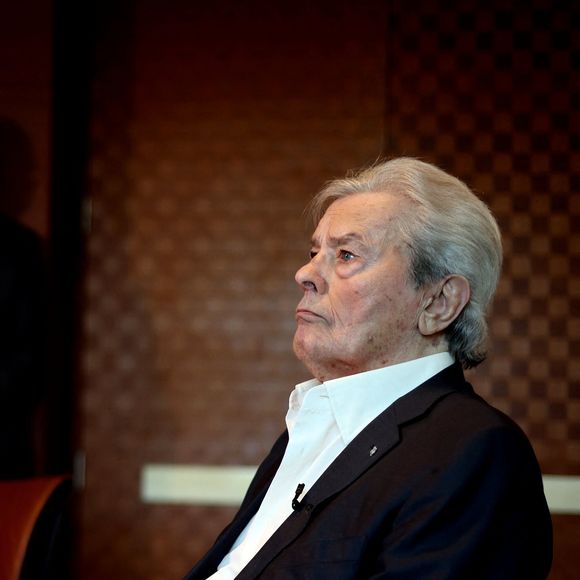 Le célèbre acteur, disparu le 18 août 2024 à l'âge de 88 ans, a brillamment joué dans "Le Guépard", "Le samouraï", "Le clan des Siciliens"ou "Borsalino", des longs-métrages restés dans les mémoires des spectateurs.

Exclusif - Alain Delon lors d'un tournage avec Cyril Viguier sur la terrasse du siège de Vivendi à Paris le 8 juillet 2022. © Dominique Jacovides / Bestimage