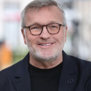 Laurent Ruquier participe à la séance photo des « Grosses Têtes » dans le cadre du 17e Festival du film d'Angoulême, à Angoulême, le 29 août 2024, en France. Photo de Jérôme Dominé/ABACAPRESS.COM