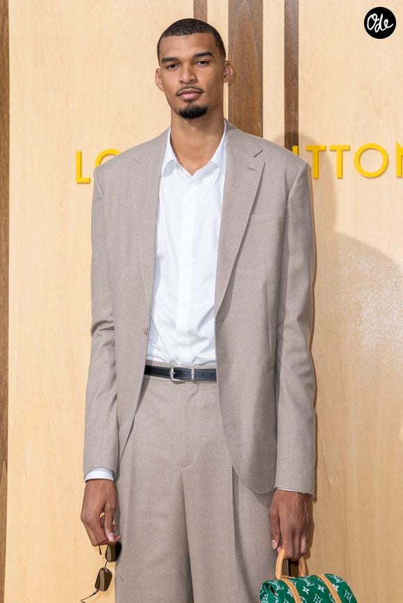 Une pluie de stars internationales s'est pressée sur le photocall recouvert de sable avant d'assister au superbe défilé : Léon Marchand, Tahar Rahim, François Civil ou Victor Wembanyama notamment

Victor Wembanyama - Photocall du défilé de mode Louis Vuitton Prêt à Porter Collection Homme Printemps/Été 2027 lors de la Fashion Week de Paris le 23 juin 2026.

© Olivier Borde / Bestimage