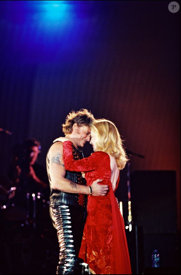 Sylvie Vartan rejoint Johnny Hallyday sur scène pour ses 50 ans, au Parc des Princes le 19 juin 1993.