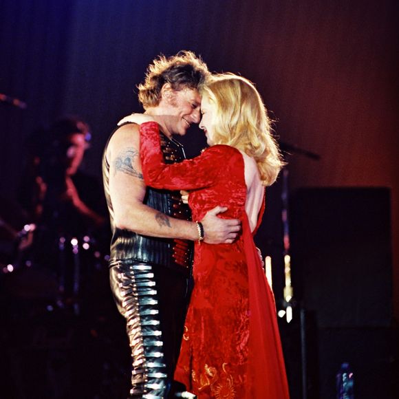 Sylvie Vartan rejoint Johnny Hallyday sur scène pour ses 50 ans, au Parc des Princes le 19 juin 1993.