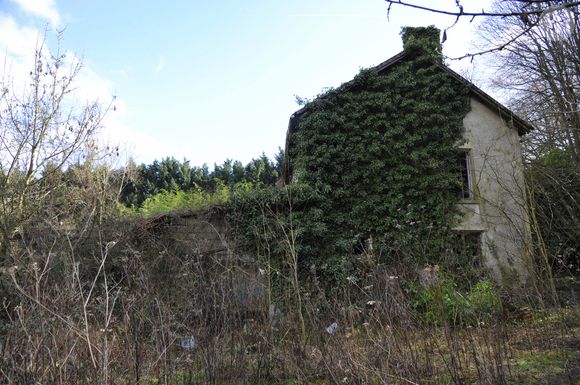 En lisière de la foret domaniale de Maurepas dans les Yvelines, la propriété achetée par l'acteur Jamel Debbouze est désormais devenue une ruine et un squat le 15 fevrier 2013.
AGENCE / BESTIMAGE