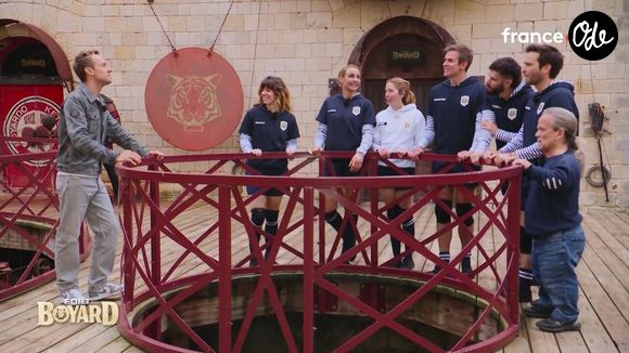 Le journaliste Jean-Baptiste Marteau, le créateur de contenus LeBouseuh, Magali Ripoll, l'animateur Samuel Ollivier et Élodie Gossuin dans l'épisode 6 de la saison 37 de "Fort Boyard" diffusée le 8 août 2026 sur France 2.

Capture d'écran France 2