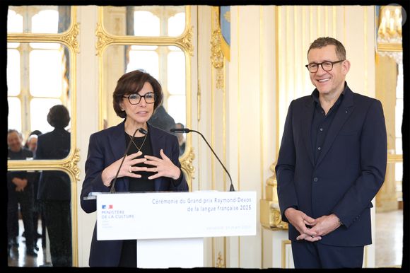 Semi-Exclusif - Dany Boon, Rachida Dati - Dany Boon reçoit des mains de Rachida Dati le Grand Prix Raymond Devos de la langue française 2025 au Salon Jérôme du Ministère de la Culture à Paris le 21 mars 2025. L'humoriste a reçu ce superbe nœud papillon créé par la Manufacture de Sèvres, qu’aimait tant porter le génie des mots qu’était l’humoriste franco-belge. Dany Boon a été choisi à l’unanimité par un jury présidé par le délégué général à la langue française et aux langues de France, et composé de personnalités choisies pour leur compétence dans le domaine de la langue française et désignées par le ministre chargé de la culture pour une durée d’un an renouvelable.
Créé en 2003, le grand prix récompense un lauréat, personne physique ou personne morale d’expression française, dont l’œuvre ou l’action contribue au progrès de la langue française, à son rayonnement et à sa promotion. Il est décerné chaque année durant la Semaine de la langue française et de la francophonie. © Alain Guizard/Bestimage