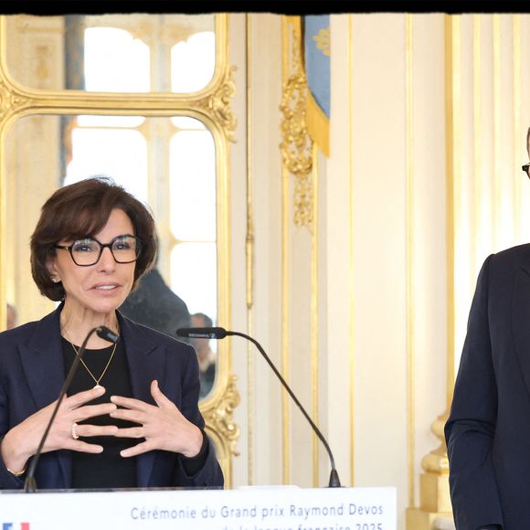 Semi-Exclusif - Dany Boon, Rachida Dati - Dany Boon reçoit des mains de Rachida Dati le Grand Prix Raymond Devos de la langue française 2025 au Salon Jérôme du Ministère de la Culture à Paris le 21 mars 2025. L'humoriste a reçu ce superbe nœud papillon créé par la Manufacture de Sèvres, qu’aimait tant porter le génie des mots qu’était l’humoriste franco-belge. Dany Boon a été choisi à l’unanimité par un jury présidé par le délégué général à la langue française et aux langues de France, et composé de personnalités choisies pour leur compétence dans le domaine de la langue française et désignées par le ministre chargé de la culture pour une durée d’un an renouvelable.
Créé en 2003, le grand prix récompense un lauréat, personne physique ou personne morale d’expression française, dont l’œuvre ou l’action contribue au progrès de la langue française, à son rayonnement et à sa promotion. Il est décerné chaque année durant la Semaine de la langue française et de la francophonie. © Alain Guizard/Bestimage