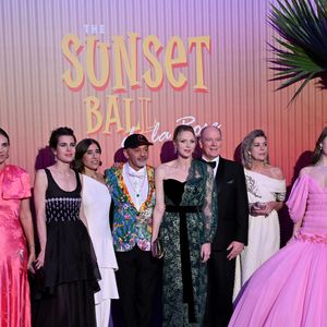 Presque toute la famille royale monégasque était présente à l'événement puisqu'on pouvait également compter sur le prince Albert et Charlene (divine dans une robe asymétrique), Caroline de Monaco, Charlotte Casiraghi mais aussi Beatrice Borromeo. Seul Pierre Casiraghi manquait à l'appel.

Béatrice Borroméo, Andréa Casiraghi, sa femme Tatiana Santo Domingo, Charlotte Casiraghi, Blanca Li, Christian Louboutin, la princese Charlene de Monaco le prince Albert II de Monaco, la princesse Caroline de Hanovre, la princesse Alexandra de Hanovre et son compagnon Ben Sylvester Strautmann durant la 69ème édition du Bal de la Rose dans la Salle des Étoiles du Sporting Monte-Carlo à Monaco, le 29 mars 2025.
 © Bruno Bebert / Pool Monaco / Bestimage