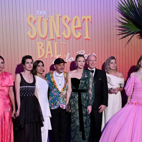 Presque toute la famille royale monégasque était présente à l'événement puisqu'on pouvait également compter sur le prince Albert et Charlene (divine dans une robe asymétrique), Caroline de Monaco, Charlotte Casiraghi mais aussi Beatrice Borromeo. Seul Pierre Casiraghi manquait à l'appel.

Béatrice Borroméo, Andréa Casiraghi, sa femme Tatiana Santo Domingo, Charlotte Casiraghi, Blanca Li, Christian Louboutin, la princese Charlene de Monaco le prince Albert II de Monaco, la princesse Caroline de Hanovre, la princesse Alexandra de Hanovre et son compagnon Ben Sylvester Strautmann durant la 69ème édition du Bal de la Rose dans la Salle des Étoiles du Sporting Monte-Carlo à Monaco, le 29 mars 2025.
 © Bruno Bebert / Pool Monaco / Bestimage