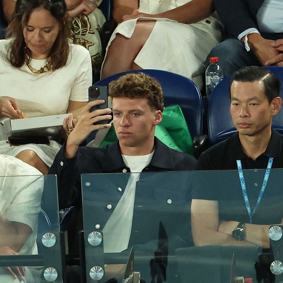 Léon Marchand en tribunes lors de la finale homme "Jannik Sinner - Alexander Sverev (6/3 - 7/6 - 6/3)" du tournoi de tennis d'Open 2025 de Melbourne en Australie, le 25 janvier 2025.
© Nicolas Luttiau/Bestimage