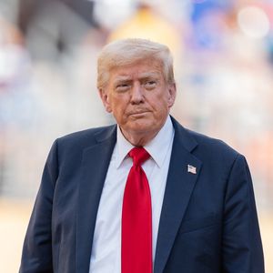 Mais depuis quelque temps, l’interprète du titre "En rouge et noir" confie envisager un retour en France, notamment depuis l’élection de Donald Trump.

Le président Donald Trump se rend sur le terrain après la Coupe du monde des clubs de la FIFA 2025 : Chelsea FC vs Paris Saint-Germain au MetLife Stadium à East Rutherford, New Jersey, États-Unis, le 13 juillet 2025.(Photo by Lev Radin/Pacific Press)