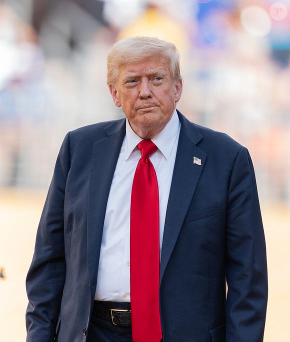 Mais depuis quelque temps, l’interprète du titre "En rouge et noir" confie envisager un retour en France, notamment depuis l’élection de Donald Trump.

Le président Donald Trump se rend sur le terrain après la Coupe du monde des clubs de la FIFA 2025 : Chelsea FC vs Paris Saint-Germain au MetLife Stadium à East Rutherford, New Jersey, États-Unis, le 13 juillet 2025.(Photo by Lev Radin/Pacific Press)
